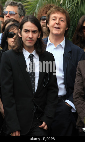 DHANI HARRISON PAUL MCCARTNEY GEORGE HARRISON POSTHUM GEEHRT MIT EINEM STERN AUF DEM HOLLYWOOD WALK OF FAME HOLLYWOOD LOS ANG Stockfoto