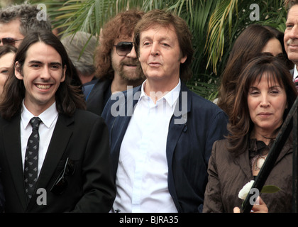 DHANI HARRISON JEFF LYNNE PAUL MCCARTNEY OLIVIA HARRISON GEORGE HARRISON POSTHUM MIT EINEM STERN AUF DEM HOLLYWOOD WA GEEHRT Stockfoto