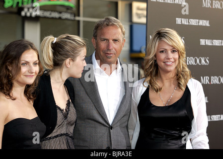 LILY COSTNER ANNIE COSTNER KEVIN COSTNER & CHRISTINE BAUMGARTER MR BROOKS FILM PREMIERE GRAUMANS CHINESE HOLLYWOOD LOS ANG Stockfoto