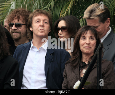 JEFF LYNNE PAUL MCCARTNEY NANCY SHEVELL OLIVIA HARRISON GEORGE HARRISON POSTHUM MIT EINEM STERN AUF DEM HOLLYWOOD WAL GEEHRT Stockfoto