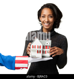 Mitte Erwachsene Frau mit Musterhaus, Studio gedreht Stockfoto