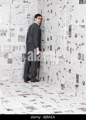 Porträt des jungen Mannes in Zeitung Raum Stockfoto