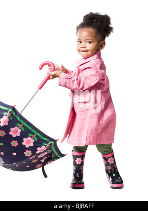 Studioportrait Baby girl (18-23 Monate) hält Regenschirm Stockfoto