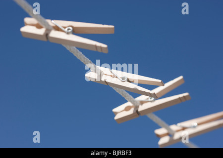 Wäscheklammern an die Wäscheleine hängen Stockfoto