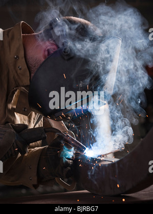 USA, Utah, Orem, Mann Schweißen Metall Stockfoto