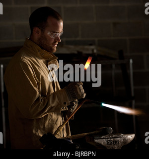 USA, Utah, Orem, männliche Schweißer mit Lötlampe in Werkstatt Stockfoto