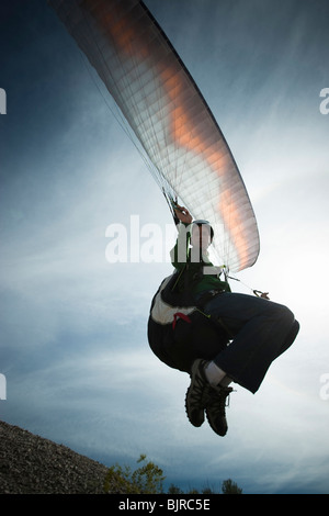 USA, Utah, Lehi, Mann paragliding Stockfoto