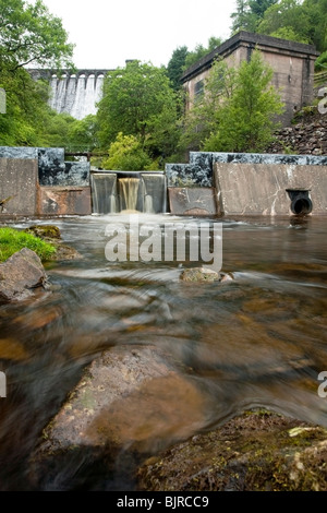 Abfluss-Stream von Grwyne Fawr Reservoir nach oben auf die Staumauer, Brecon Beacons National Park, Powys, Wales, Uk Stockfoto