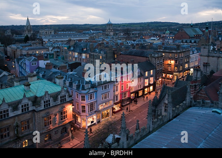 Anzeigen der Oxford High Street und die Dächer der Stadt von der Aussichtsplattform des St Mary Kirche der Gottesmutter in Radcliffe Square, Oxford Stockfoto