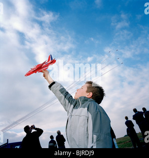 7 jährige Mitchell Pursall verbringt einen Tag mit der RAF Red Arrows aerobatic Anzeige Mannschaft mit einem Modell Hawk Jet. Stockfoto