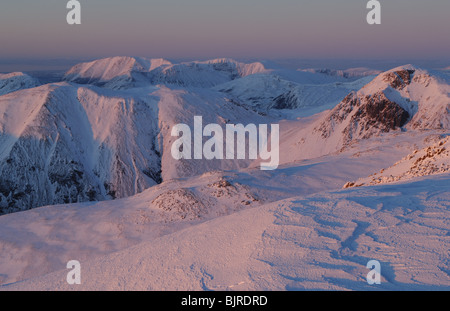 Kirk fiel und großen Giebel am gebadet im Alpenglühen von Scafell Gipfel im englischen Lake District National Park gesehen Stockfoto