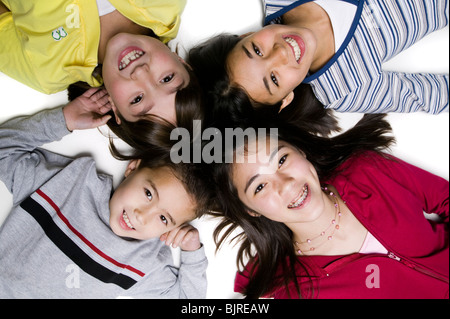 Fünf Kinder lachen Stockfoto