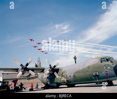 Französische Luftwaffe Pilot geht nach unten am Rumpf von seiner c-130 Hercules blind für die Kunstflugstaffel Red Arrows oben. Stockfoto