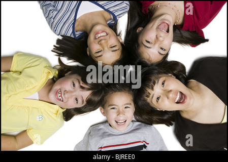 Fünf Kinder lachen Stockfoto