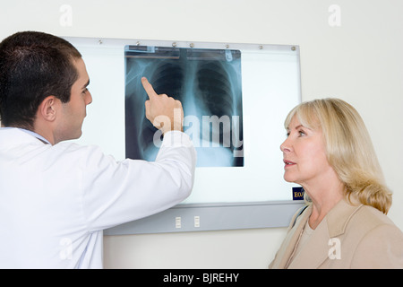 Arzt erklären Röntgen für Patienten Stockfoto
