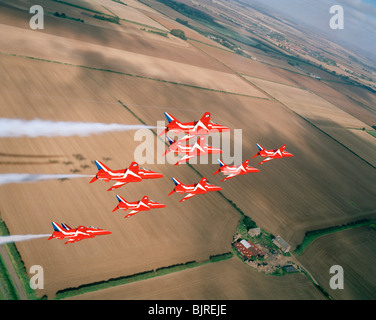 RAF Kunstflugstaffel Red Arrows fliegen in Formation über Lincolnshire Ackerland bei Sseason Training. (Siehe unten). Stockfoto