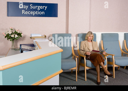 Frau in der Chirurgie-Rezeption Stockfoto