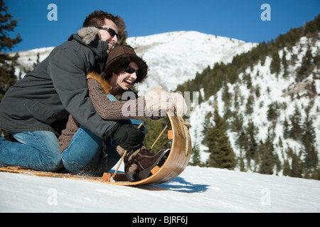 USA, Utah, Big Cottonwood Canyon, alle Paare Rodeln in Bergen Stockfoto
