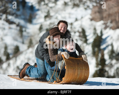 USA, Utah, Big Cottonwood Canyon, Eltern und Sohn (10-11) Rodeln in Bergen Stockfoto