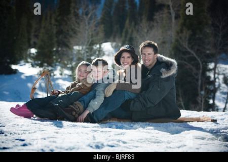 USA, Utah, Big Cottonwood Canyon, Porträt der Familie Rodeln in Bergen Stockfoto