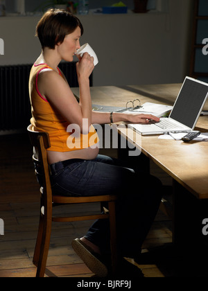 Schwangere Frau eingeben Stockfoto