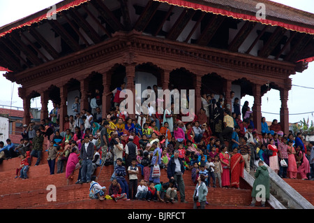 Menschen sitzen auf Tempel Treppe, warten auf die Indra Jatra Festival, Durbar Square, Kathmandu, Nepal. Stockfoto