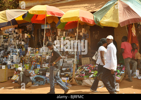 Markt in einer kleinen Stadt in Gambia Stockfoto