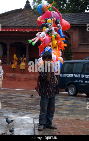 Junger Mann verkaufen bunten Ballons am Durbar Square, Kathmandu, Nepal. Stockfoto