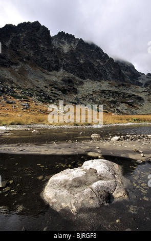 Der Tarn bei Kvetnica in den Velicka Dolina, hohe Tatra. Stockfoto