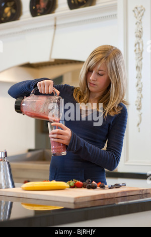 USA, Utah, Alpine, Mädchen (12-13) Gießen Fruchtcocktail aus Krug, Glas Stockfoto