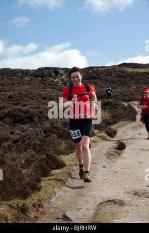 Marathonläufer im Peak District Nationalpark Derbyshire England Stockfoto