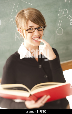Lehrerin vor einer Tafel Stockfoto