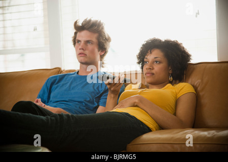 USA, Utah, Provo, alle Paare auf Sofa vor dem Fernseher sitzen Stockfoto