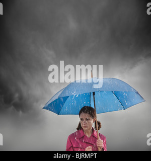 USA, Utah, Orem, Frau mit Schirm im Regen stehen Stockfoto