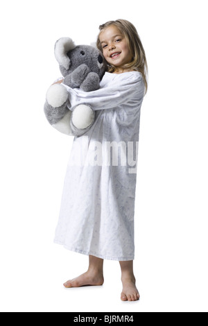 Junges Mädchen im Nachthemd mit Koala Bär Plüschtier Stockfoto