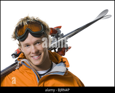 Männlichen Skifahrer in orange Skijacke Stockfoto