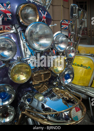 Maßgeschneiderte Roller aus den 60er Jahren, Mod Lambretta mit Lampen, Mirrrs und Abzeichen Stockfoto