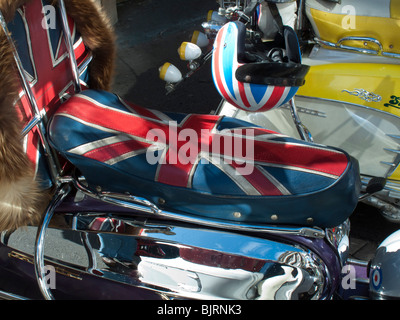 Maßgeschneiderte Roller aus den 60er Jahren, Mod Lambretta mit Lampen, Mirrrs und Abzeichen Stockfoto