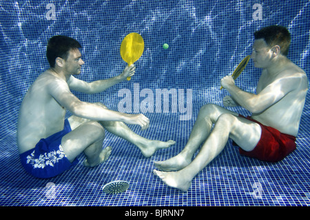 Ein Bild zwei junge Männer spielen unter Wasser Stockfoto