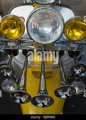 Maßgeschneiderte Roller aus den 60er Jahren, Mod Lambretta mit Lampen, Mirrrs und Abzeichen Stockfoto