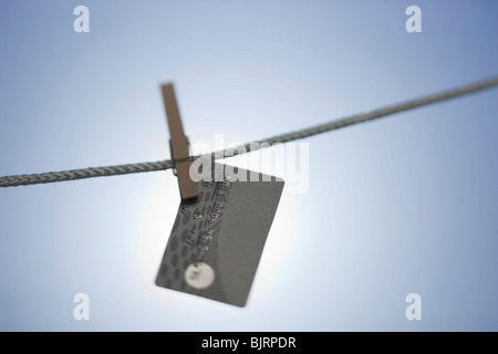 Kreditkarte an die Wäscheleine hängen Stockfoto
