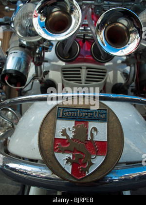 Maßgeschneiderte Roller aus den 60er Jahren, Mod Lambretta mit Lampen, Mirrrs und Abzeichen Stockfoto