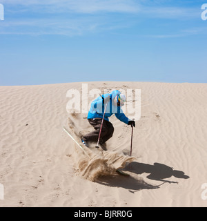 USA, Utah, Little Sahara, Mann, Skifahren in der Wüste Stockfoto