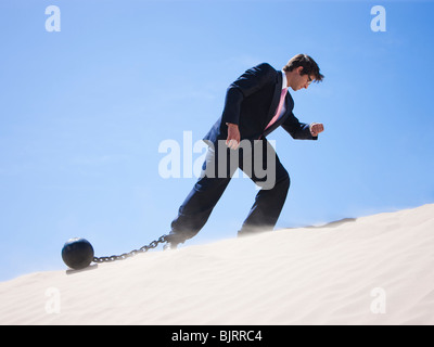 USA, Utah, Little Sahara, Geschäftsmann tragen Fußfessel in Wüste Stockfoto