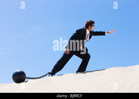 USA, Utah, Little Sahara, Geschäftsmann tragen Fußfessel in Wüste Stockfoto