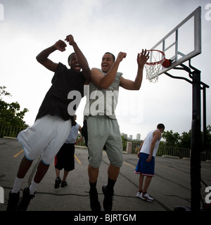 USA, Utah, Salt Lake City, vier junge Männer spielen street-basketball Stockfoto