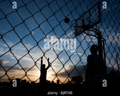 USA, Utah, Salt Lake City, zwei junge Männer spielen street-basketball Stockfoto
