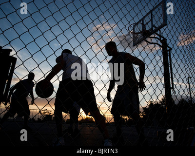 USA, Utah, Salt Lake City, vier junge Männer spielen street-Basketball, niedrigen Winkel Ansicht Stockfoto