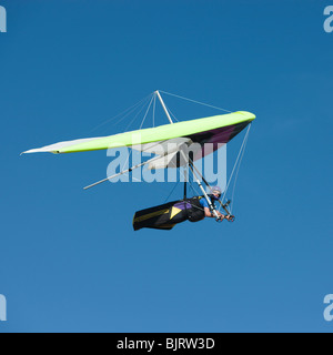 USA, Utah, Lehi, Mitte erwachsenen Mannes Drachenfliegen, niedrigen Winkel Ansicht Stockfoto