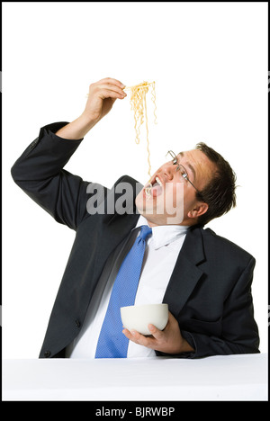 Geschäftsmann ungeschickt essen Nudeln Stockfoto